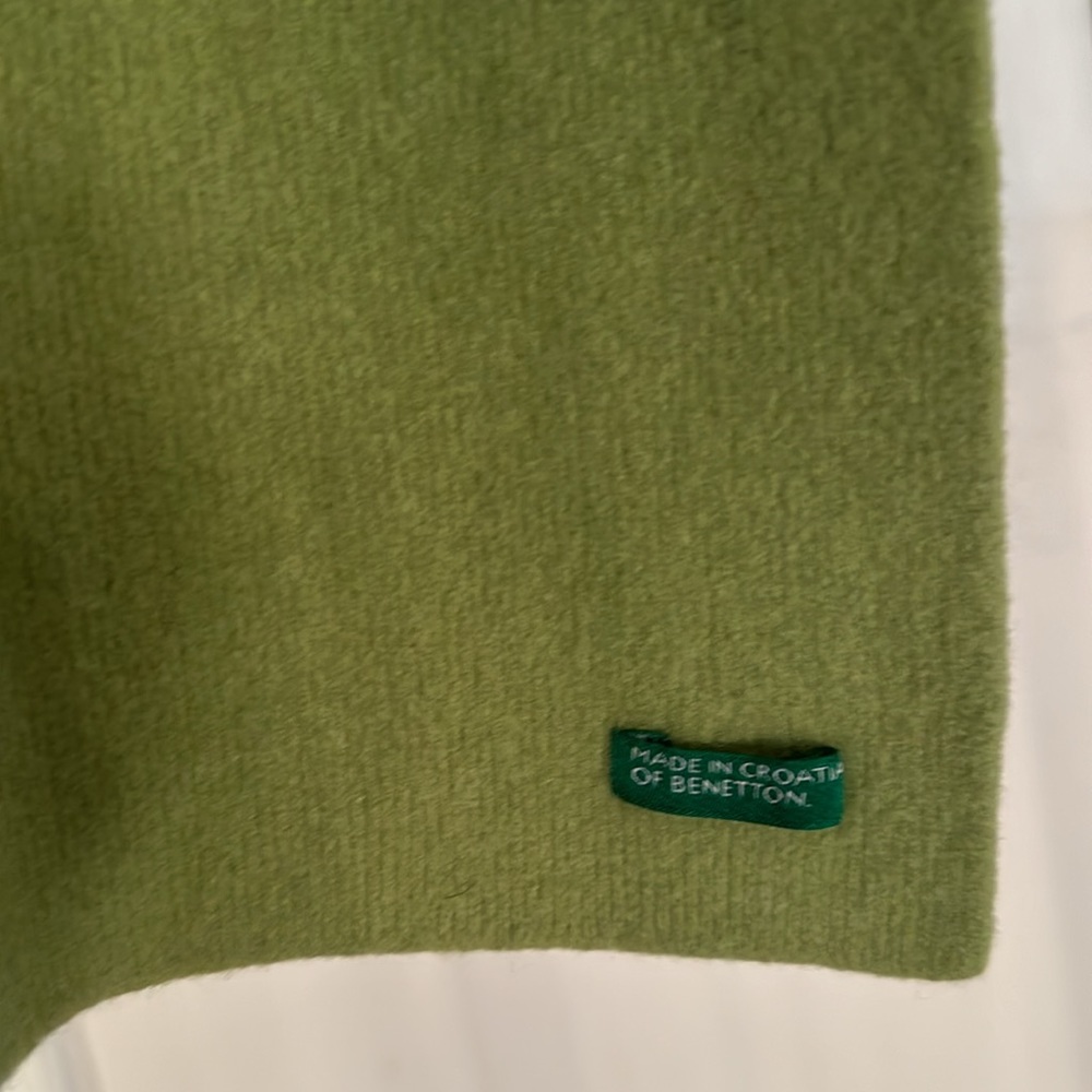 Vintage United Colors of BENETTON. Green wool scarf. Unisex to be enjoyed by all